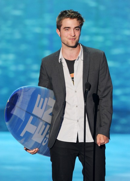 robertpattinson2011teenchoiceawardsredcarpet0807201104430x5961