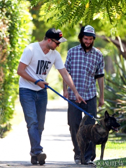 robert-pattinson-tom-sturridge-bear-walking-07202011-11-435x580